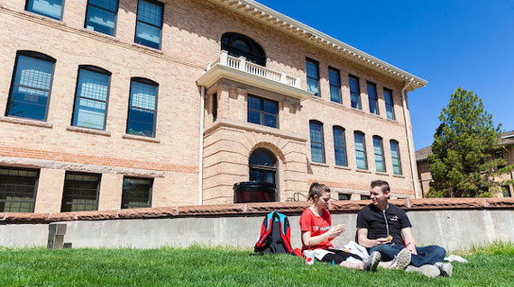 Students sitting on the quad in front of the Braithwaite building on SUU's campus