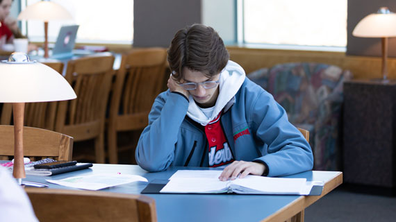 SUU student studying in the library