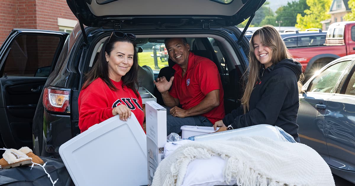 SUU Parents help their daughter unload her belongings from a vehicle. 
