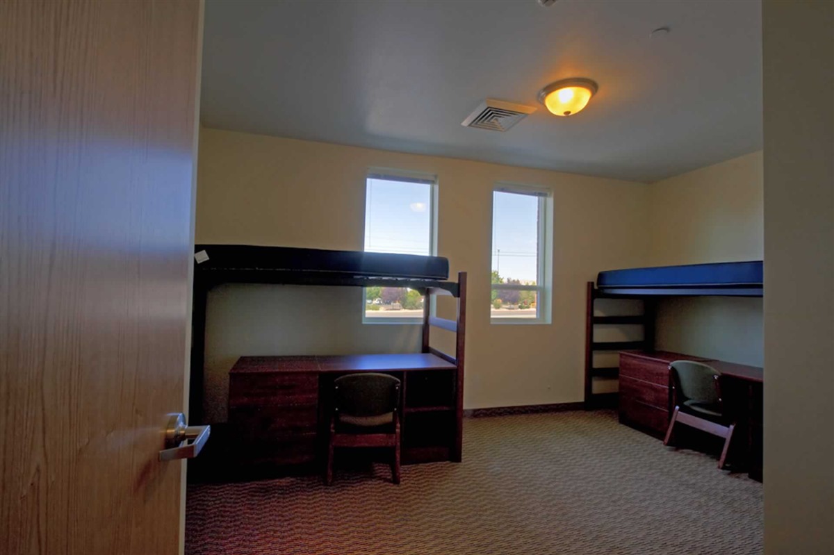 Double bedroom with beds and desks 10