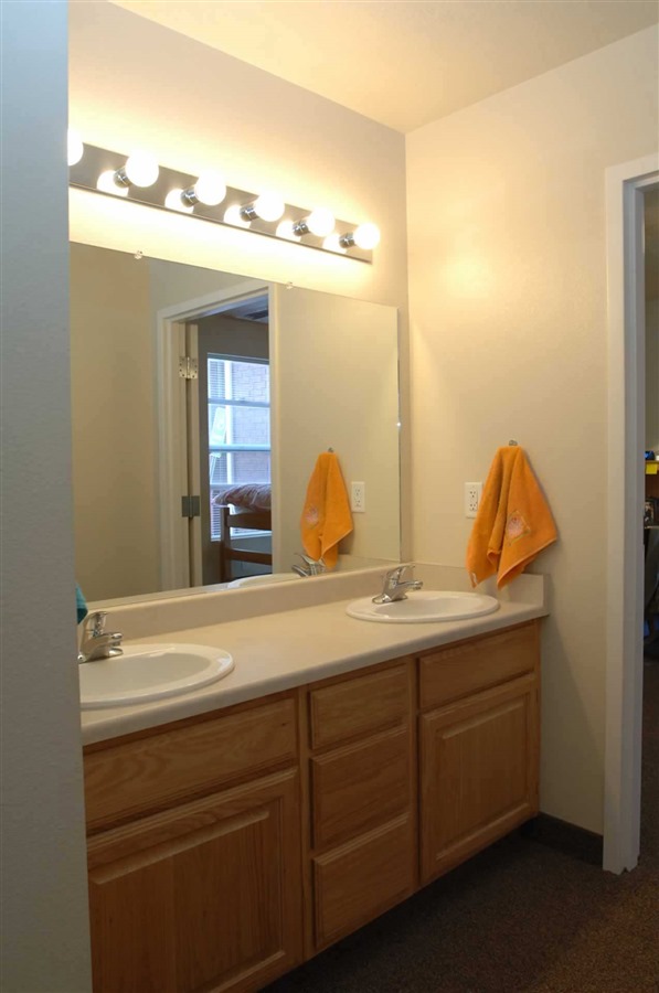 Two-person bathroom vanity 16