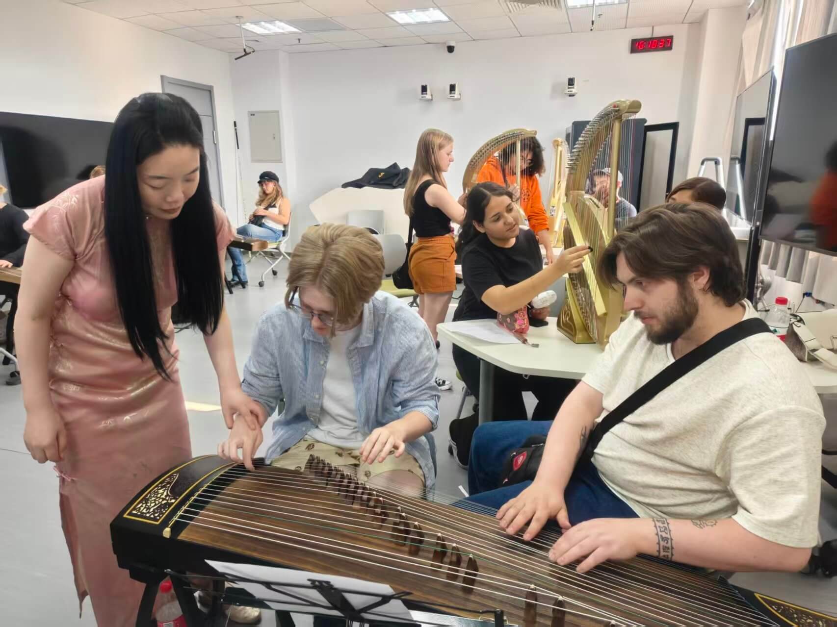 Students Experiencing Guzheng, a Chinese musical instrument 2