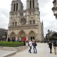SUU Students in Paris, 2010: Students in front of the Notre-Dame Cathedral