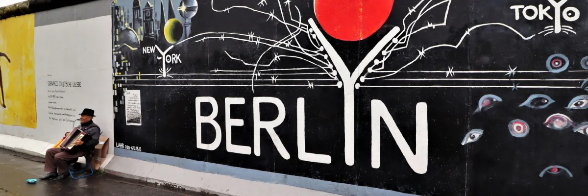 Photo of "Berlyn" by Gerhard Lahr on the east side of the Berlin Wall