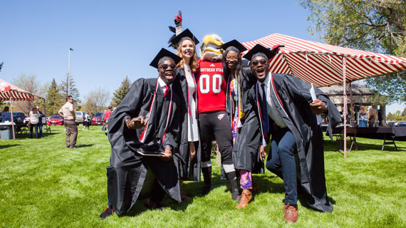 Estudiantes que se graduaron, a la par de Thor